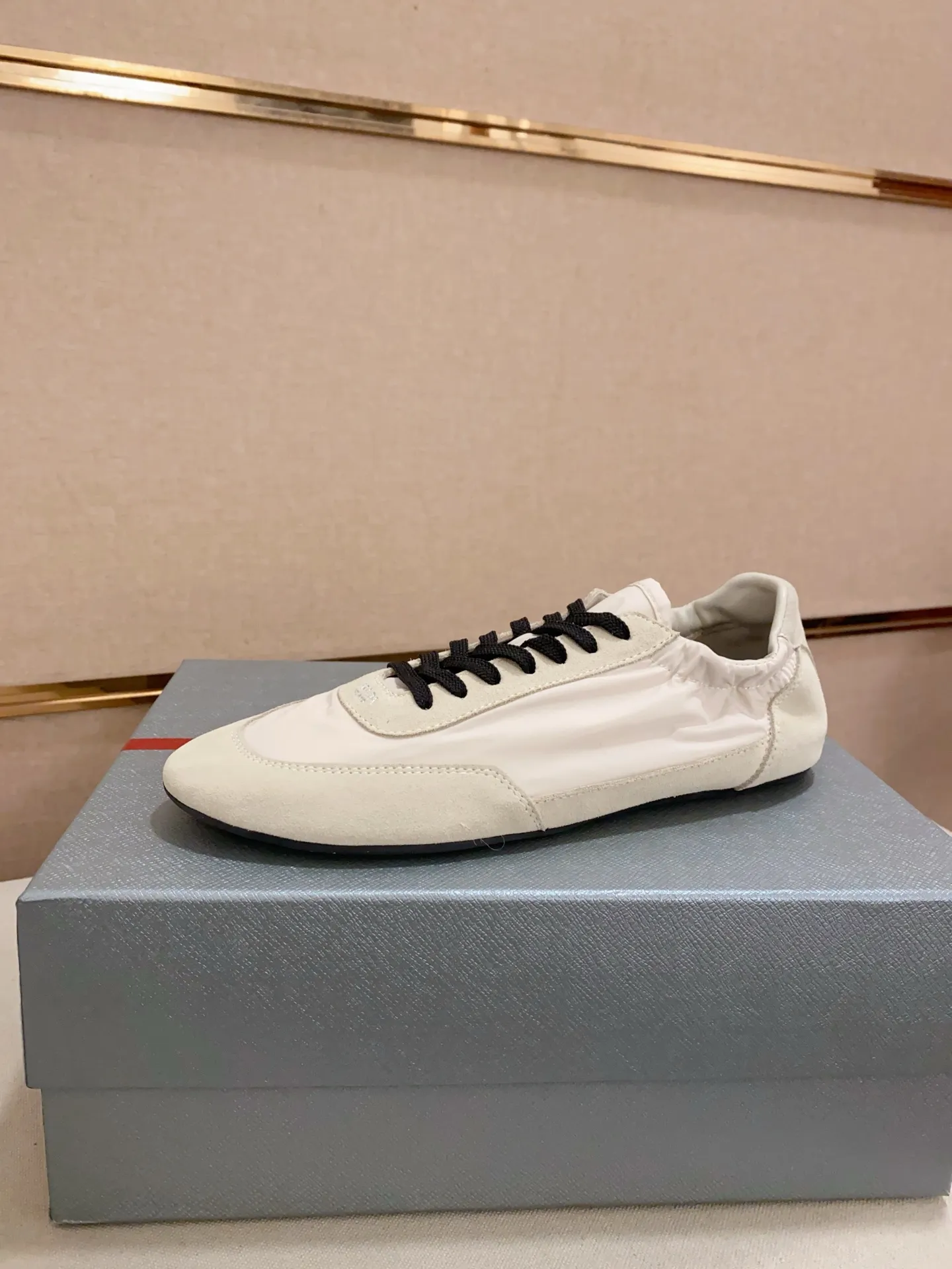 Men's shoes 💰 500💰 ✔️✔️✔️High version High-quality new PRADA counters are launched simultaneously. The new men's shoes and 😘fabrics are selected from first-layer cow suede and waterproof fabrics, and are made by pure handicrafts. Lining: Full sheepskin lining. 👍🏿 High-end ☄️ air-cushion molded anti-slip rubber outsole, exquisite lines, simple and elegant, comfortable and high-end for leisure travel. Number of yards: 38 to 44. Can be customized45
